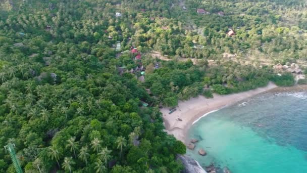 ビーチ、海、タイのジャングルで美しさの自然の風景。ドローンのビデオ。4 k. — ストック動画