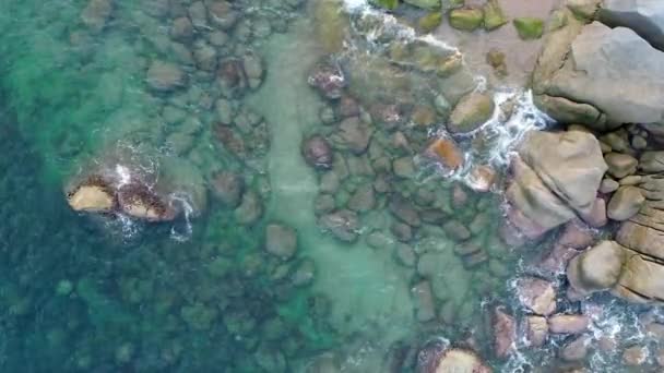 Hullámok megtörni kövek. A parton egy paradicsomi szigetén — Stock videók