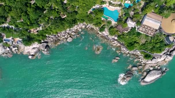 カメラが飛ぶ小さなラウンド熱帯の島のリゾート ホテル — ストック動画