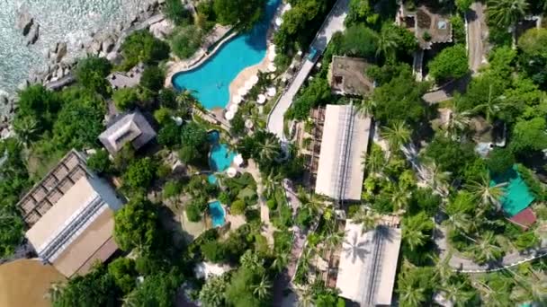 Die Kamera fliegt um das kleine runde tropische Inselhotel — Stockvideo