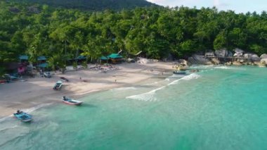 Güzellik doğa manzara plaj, deniz ve orman Tayland ile. Uçak video. 4k.