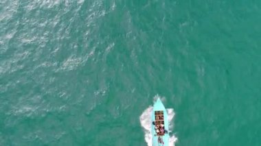 Motorlu tekne denize yelken. Güzellik doğa manzara. Tayland. Uçak video. 4k