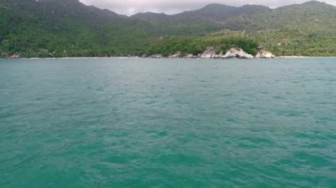 Güzel tropikal Adası yakınlarında sakin, sınırsız okyanus uçan
