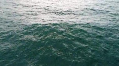 Güzel tropikal Adası yakınlarında sakin, sınırsız okyanus uçan