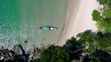 Güzellik doğa manzara plaj, deniz ve orman Tayland ile. Uçak video. 4k.