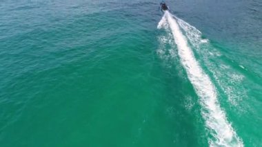 Motorlu tekne denize yelken. Güzellik doğa manzara. Tayland. Uçak video. 4k