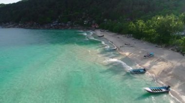 Güzellik doğa manzara plaj, deniz ve orman Tayland ile. Uçak video. 4k.