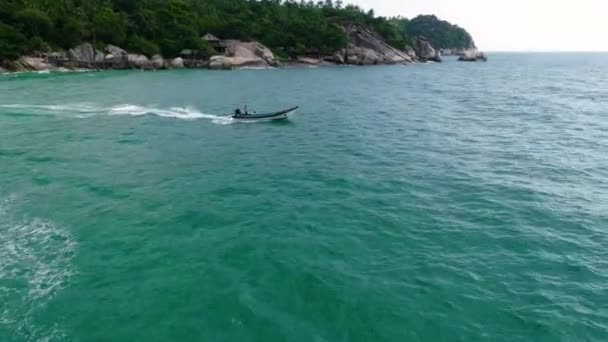 Motorový člun pluje na moři. Krása přírody krajiny. Thajsko. Hukot video. 4k — Stock video