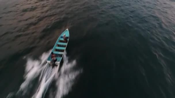 Моторная лодка плывет по морю. Красота природы. Таиланд. Видео с дроном. 4k — стоковое видео