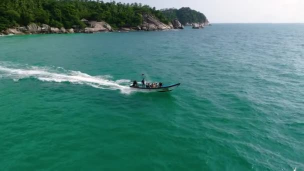 Motorbåt seglar i havet. Skönhet natur landskap. Thailand. Drone video. 4k — Stockvideo