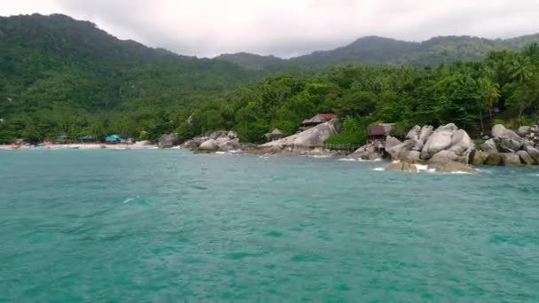 Gente teniendo una fiesta en una hermosa playa — Vídeo de stock