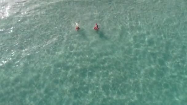 Mãe com bebê estão nadando em um mar azul puro . — Vídeo de Stock