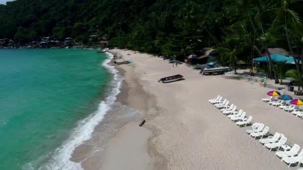 Belleza paisaje natural con playa, mar y selva en Tailandia. Vídeo de drones. 4k . — Vídeo de stock