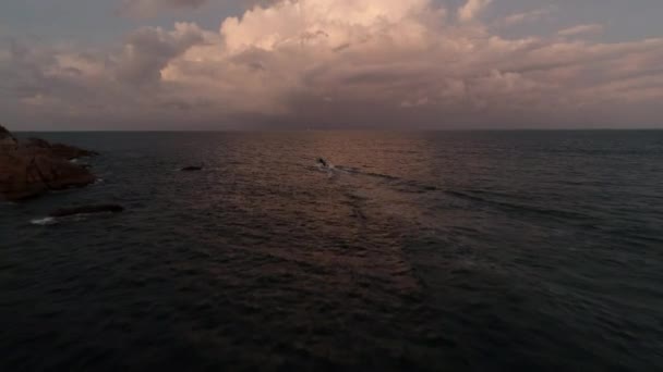 El barco a motor navega en el mar. Belleza naturaleza paisaje. Tailandia. Vídeo de drones. 4k — Vídeo de stock