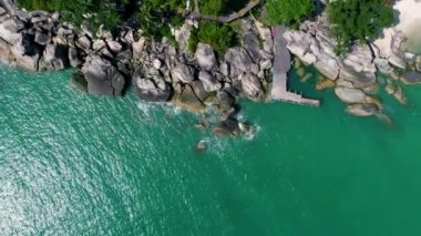 Dalgalar taşı kırmak. Paradisiacal tropik ada sahilde