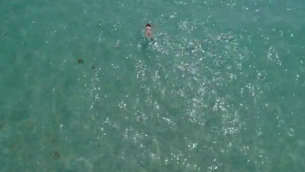 아름 다운 열 대 섬 근처 진정, 무한 한 바다 위에 비행 — 비디오