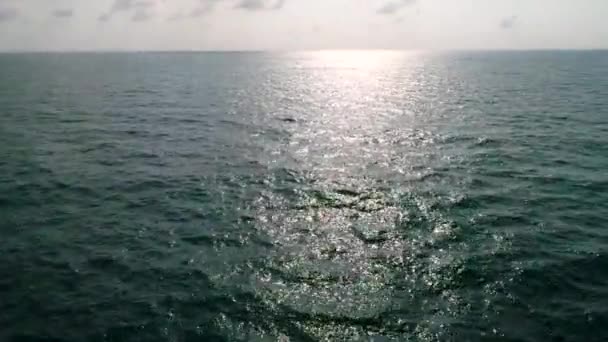 Volando sobre el océano tranquilo e ilimitado cerca de la hermosa isla tropical — Vídeo de stock