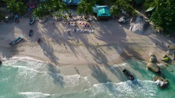 Toeristen zijn rustend op een prachtig strand — Stockvideo