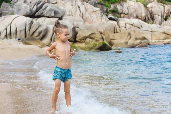 Jongetje in de zee in Thailand — Stockfoto