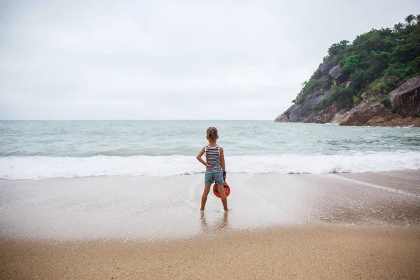 Jongetje in de zee in Thailand — Stockfoto