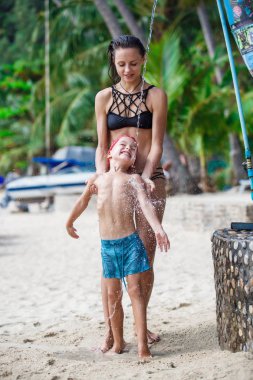 Anne oğlu ile duş alıyor