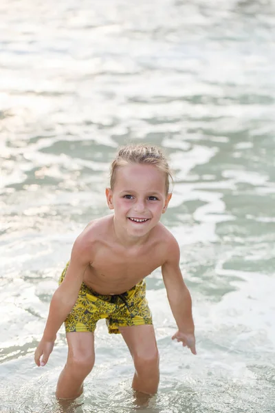 Jongetje in de zee in Thailand — Stockfoto