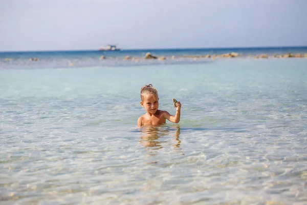 Kleiner Junge im Meer in Thailand — Stockfoto