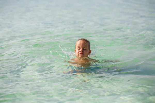 Malý chlapec v moři v Thajsku — Stock fotografie