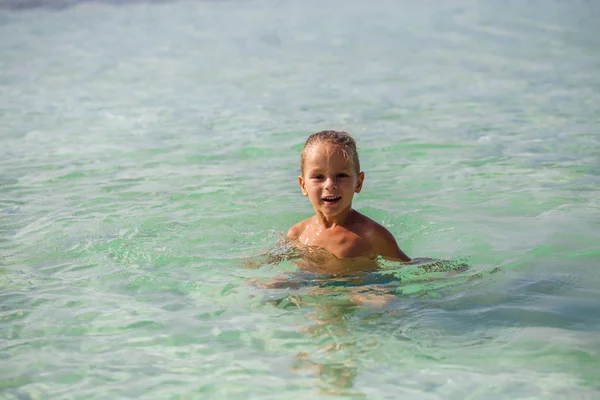 Jongetje in de zee in Thailand — Stockfoto