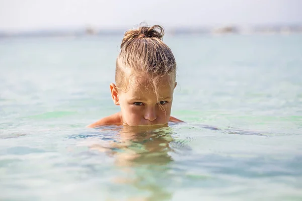 Bambino in mare in Thailandia — Foto Stock