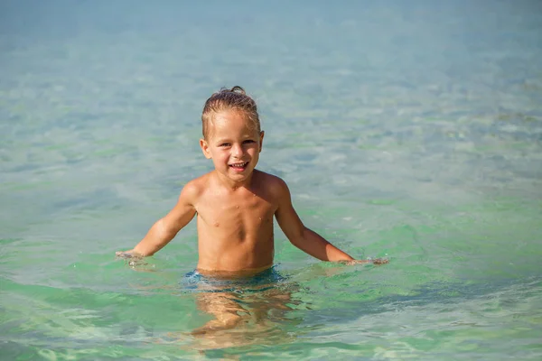 Petit garçon dans la mer en Thaïlande — Photo