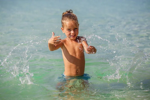 Jongetje in de zee in Thailand — Stockfoto