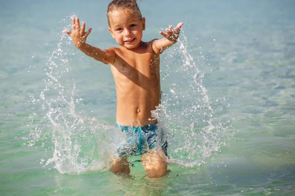 Petit garçon dans la mer en Thaïlande — Photo