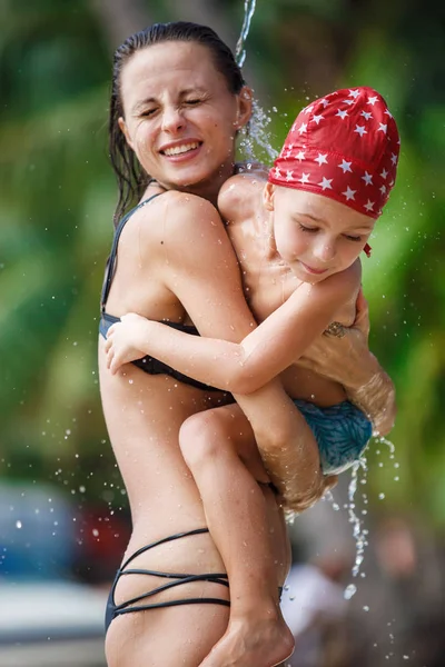 Madre con su hijo se están duchando — Foto de Stock