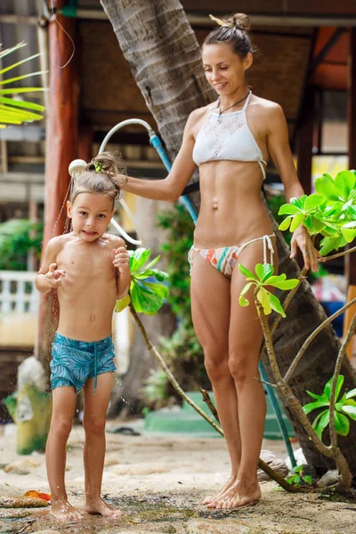 Madre con suo figlio stanno facendo la doccia — Foto Stock