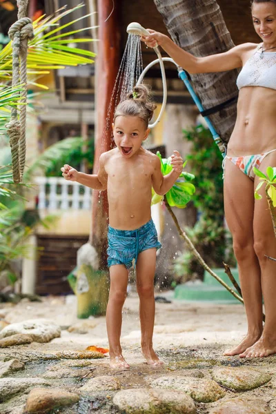 Madre con su hijo se están duchando — Foto de Stock