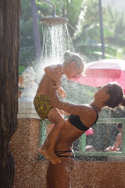 Madre con su hijo se están duchando — Foto de Stock