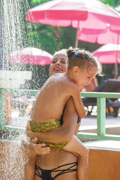 Madre con su hijo se están duchando — Foto de Stock