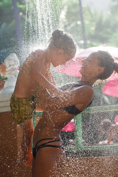 Anya Fiával Zuhanyozás Thaiföldön — Stock Fotó