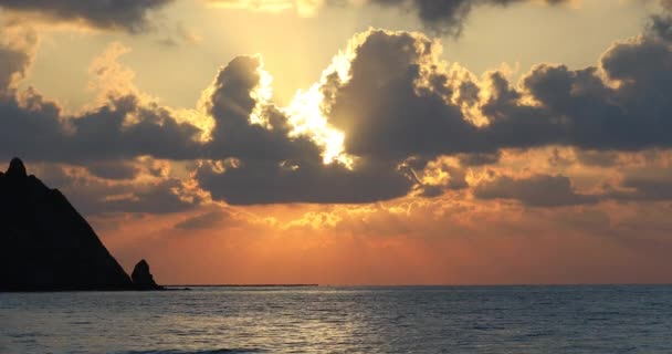 Wunderbarer Sonnenuntergang. am türkischen Strand. — Stockvideo