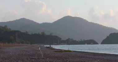 Güzel Türk Plajı. Sahilde turistler rahatla.