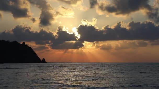 Wunderbarer Sonnenuntergang. am türkischen Strand. — Stockvideo