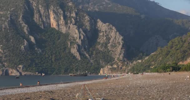 Piękna plaża turecki. Turystów zrelaksować się na plaży. — Wideo stockowe