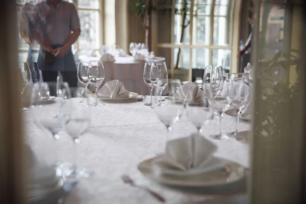 Tables ensemble pour une réception de fête ou de mariage. — Photo