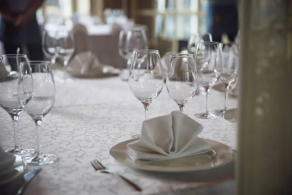 Τραπέζια που έχουν στηθεί για ένα πάρτι ή δεξίωση γάμου. — Φωτογραφία Αρχείου