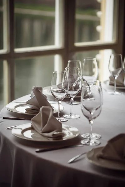 Τραπέζια που έχουν στηθεί για ένα πάρτι ή δεξίωση γάμου. — Φωτογραφία Αρχείου