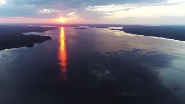 Εναέρια άποψη. Καταπληκτικό ουρανό αντικατοπτρίζεται στο νερό. Ηλιοβασίλεμα πάνω από τη λίμνη. — Αρχείο Βίντεο