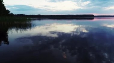 Havadan görünümü. Gökyüzü şaşırtıcı suya yansıyan. Göl üzerinde güzel gün batımı.