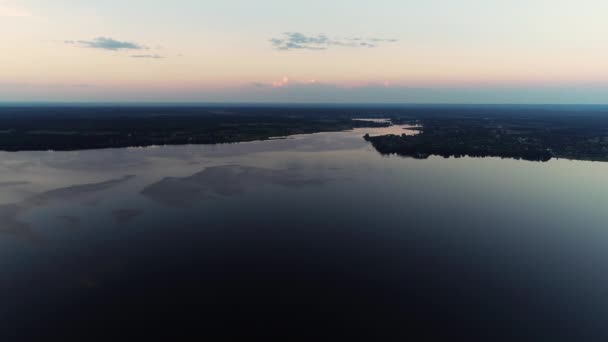 Vista aerea. Cielo incredibile riflesso nell'acqua. Bellissimo tramonto sul lago . — Video Stock