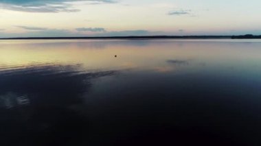 Havadan görünümü. Gökyüzü şaşırtıcı suya yansıyan. Göl üzerinde güzel gün batımı.